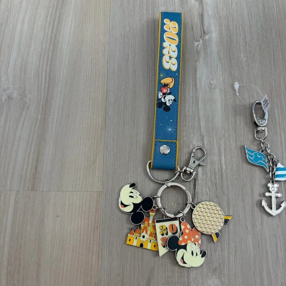 Disney Lanyard w/ Assorted Disney Keychains 2023 Disney World Mickey Mouse